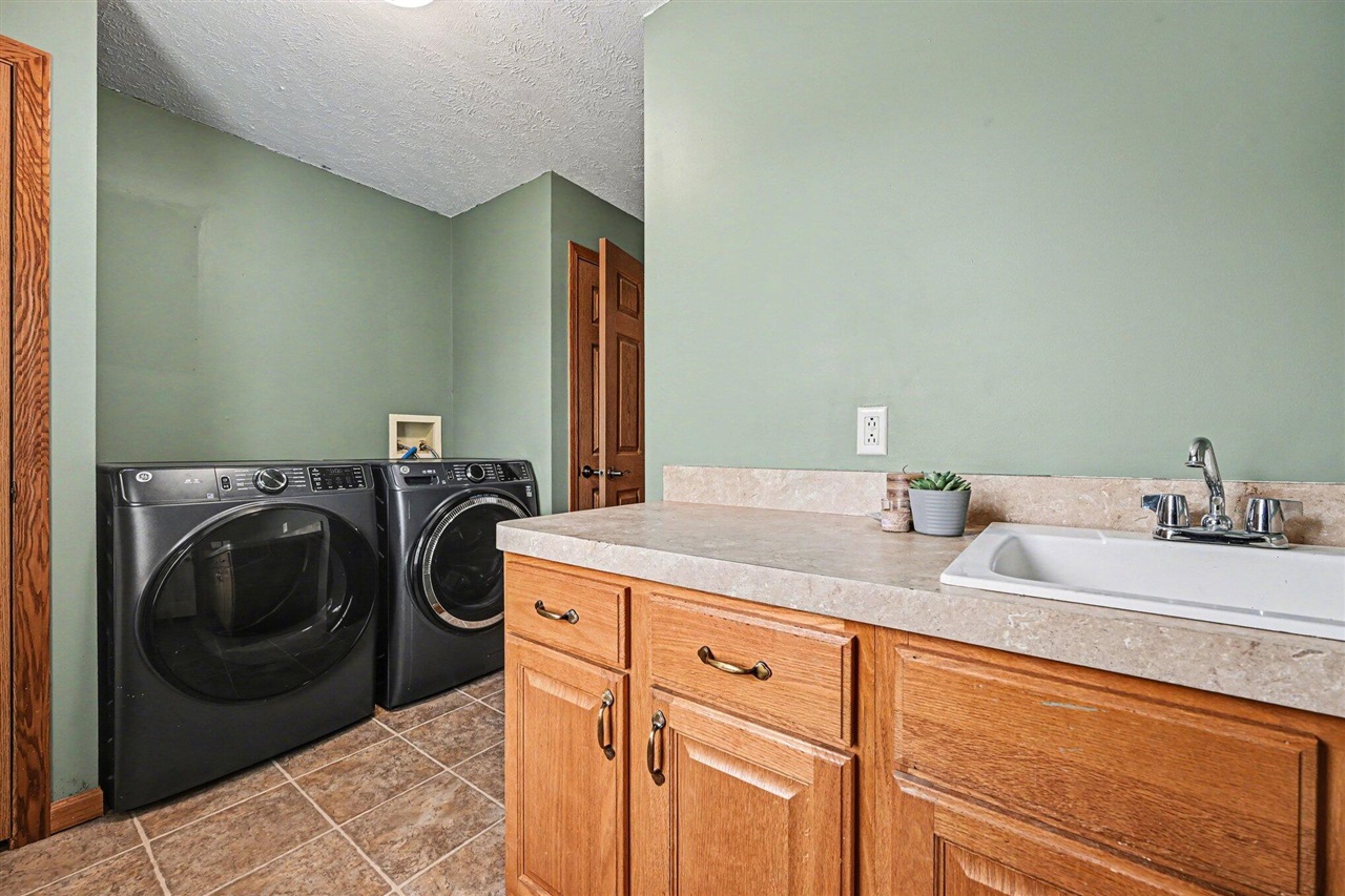 7776 Taylor Ridge Drive, Delton, MI, 49046-7836