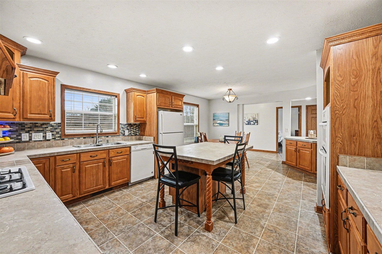 7776 Taylor Ridge Drive, Delton, MI, 49046-7836