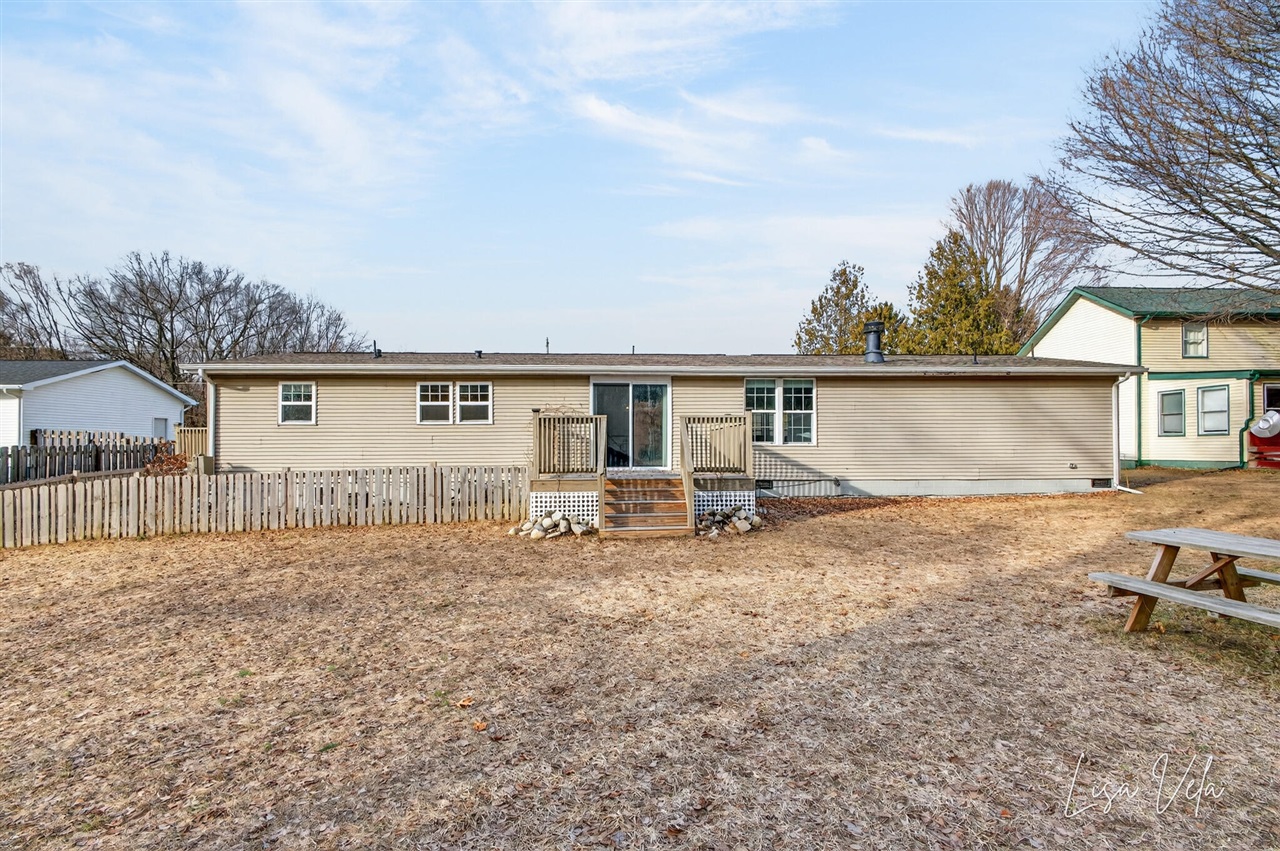 913 E Lewis Street, Whitehall, MI, 49461-1613