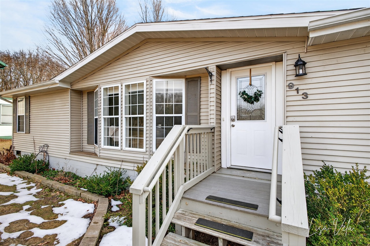 913 E Lewis Street, Whitehall, MI, 49461-1613