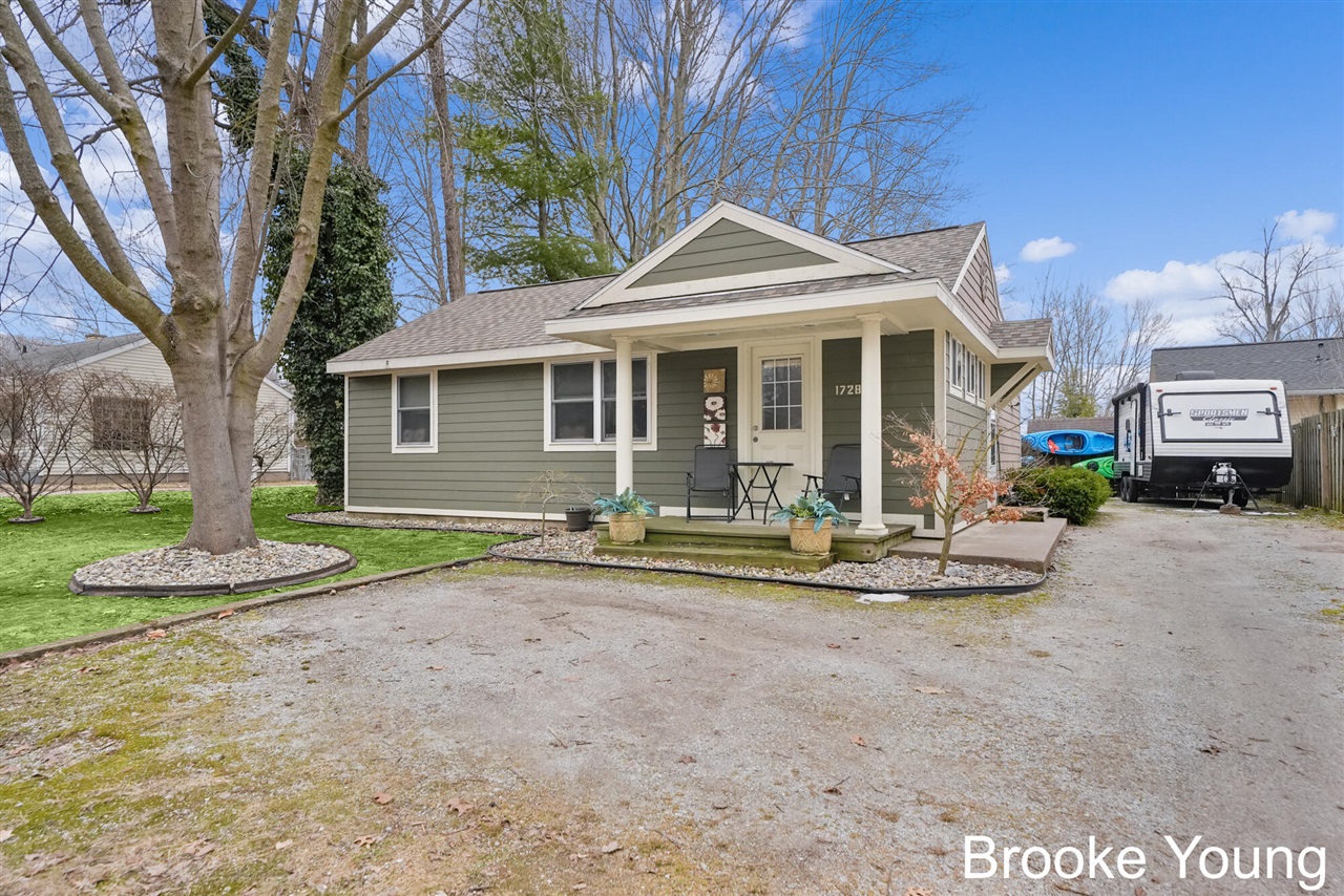 Homes for sale in Spring Lake, MI | 17288 W Spring Lake Rd, Spring Lake, MI 49456 | MLS# 70517800