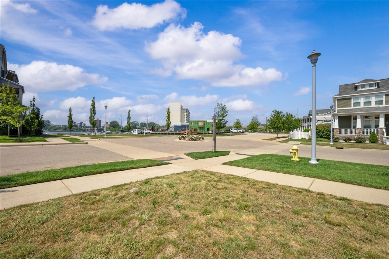 221 Cavelier Avenue photo 4