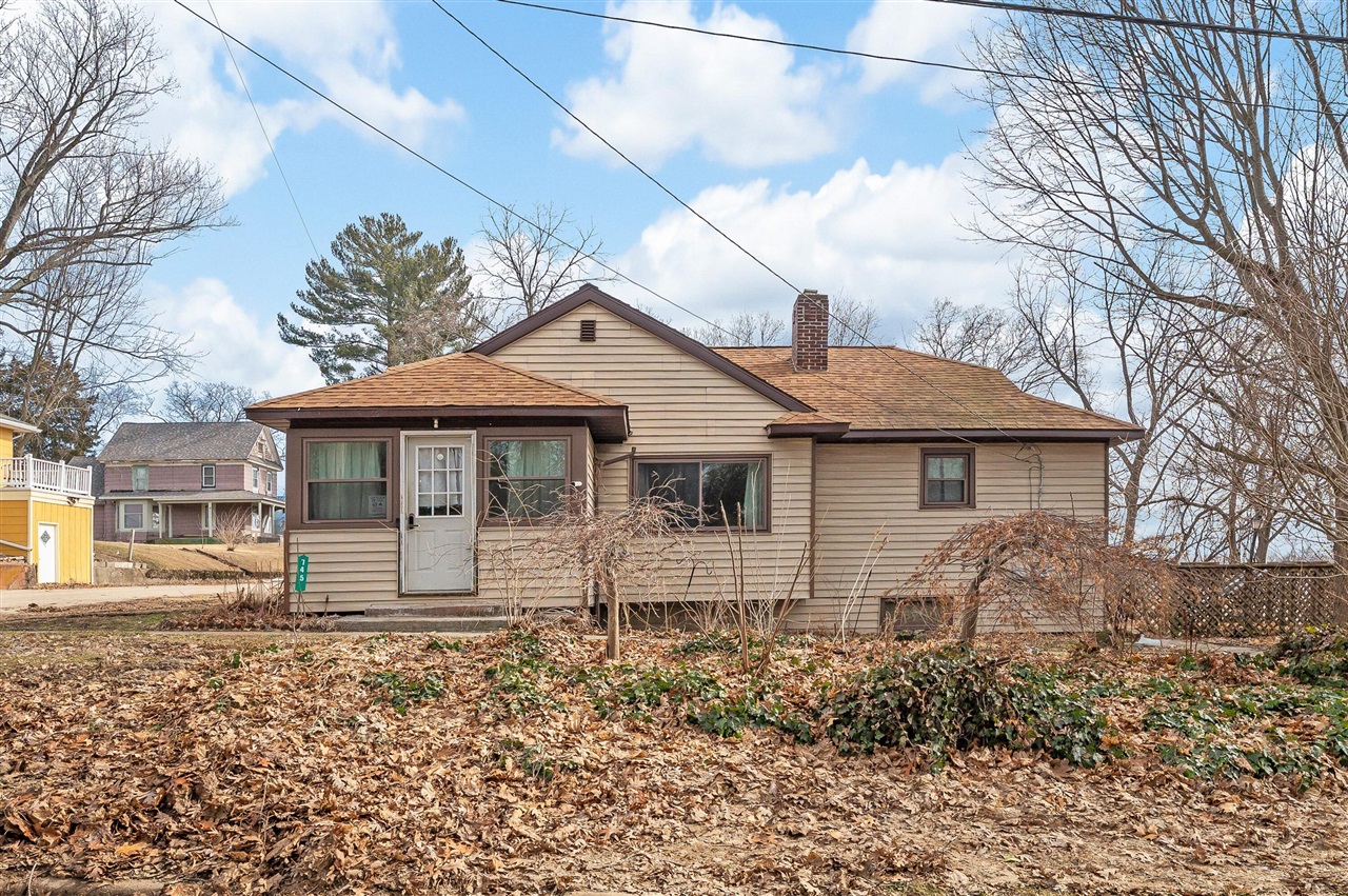 745 N Shore Drive, Benton Harbor, MI, 49022-2822