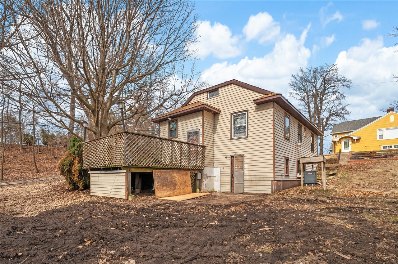 745 N Shore Drive, Benton Harbor, MI, 49022-2822