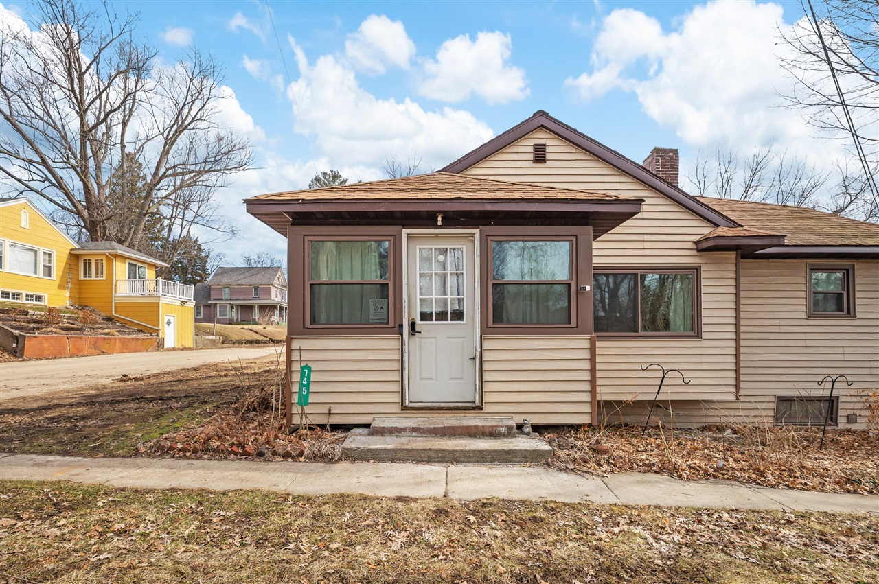 745 N Shore Drive, Benton Harbor, MI, 49022-2822