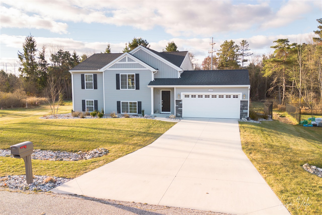 Homes for sale in Whitehall, MI | 1309 Waterpoint Ct, Whitehall, MI 49461 | MLS# 70518259