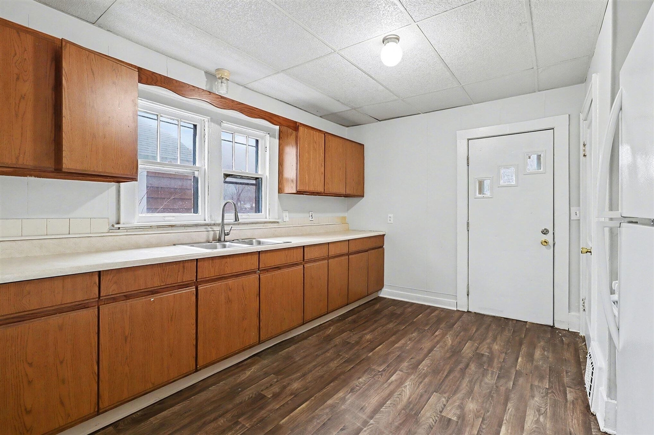 570 E Dale Avenue, Muskegon, MI, 49442-5720