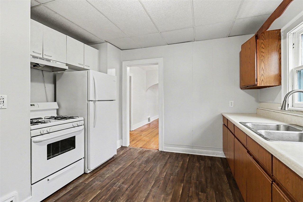 570 E Dale Avenue, Muskegon, MI, 49442-5720