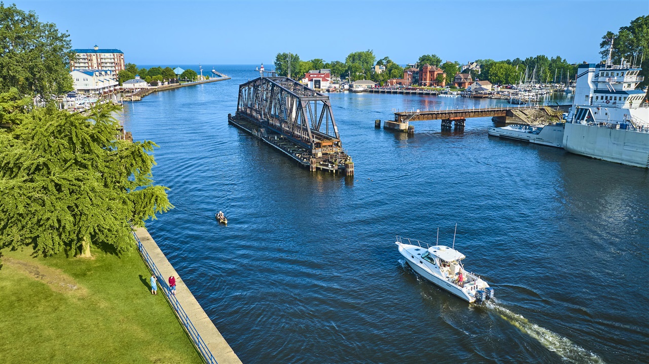 1701 J W Way, Saint Joseph, MI, 49085-9648