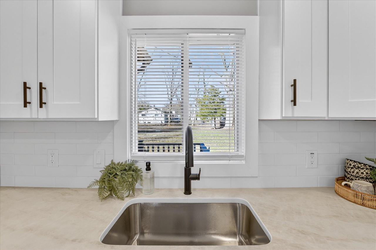 22002 Fenster Street, Belleville, MI, 48111-8957