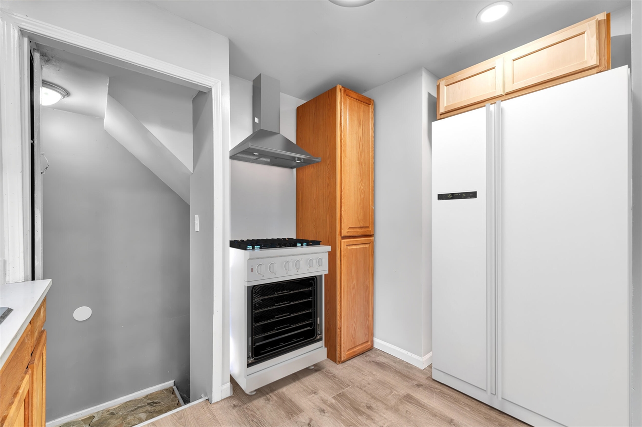 10904 N Mogul Street, Detroit, MI, 48224-2483