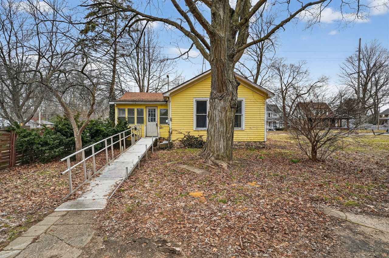 Homes for sale in Dowagiac, MI | 304 E Prairie Ronde St, Dowagiac, MI 49047 | MLS# 70518656