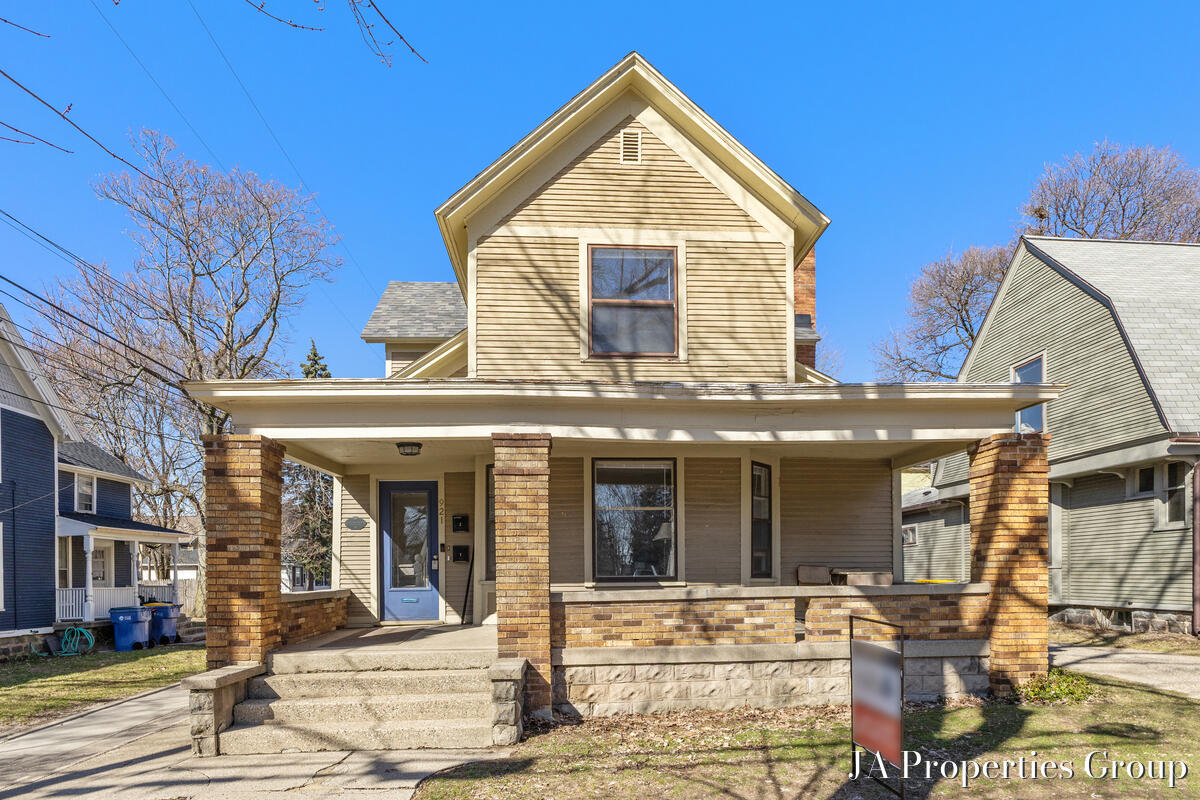 Homes for sale in Grand Rapids, MI | 921 Fairmount St, Grand Rapids, MI 49506 | MLS# 70518668