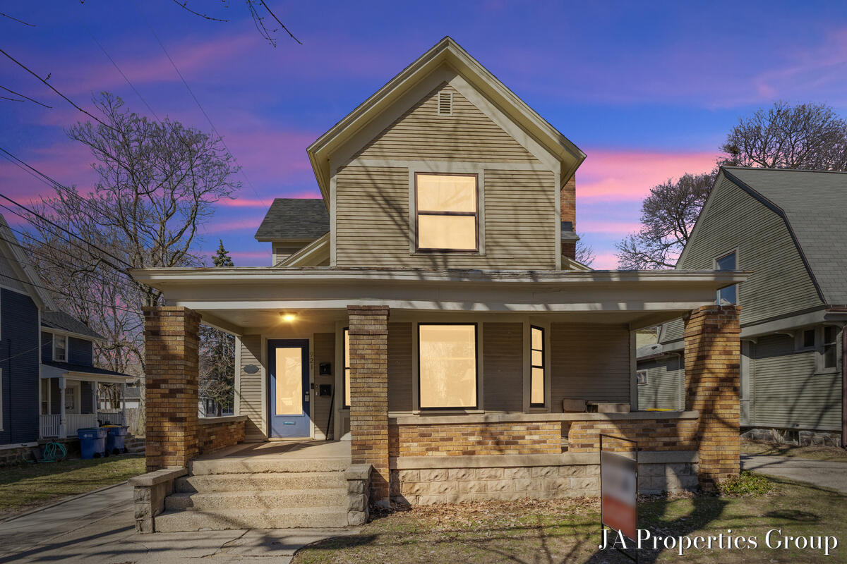 Homes for sale in Grand Rapids, MI | 921 Fairmount St, Grand Rapids, MI 49506 | MLS# 70518668