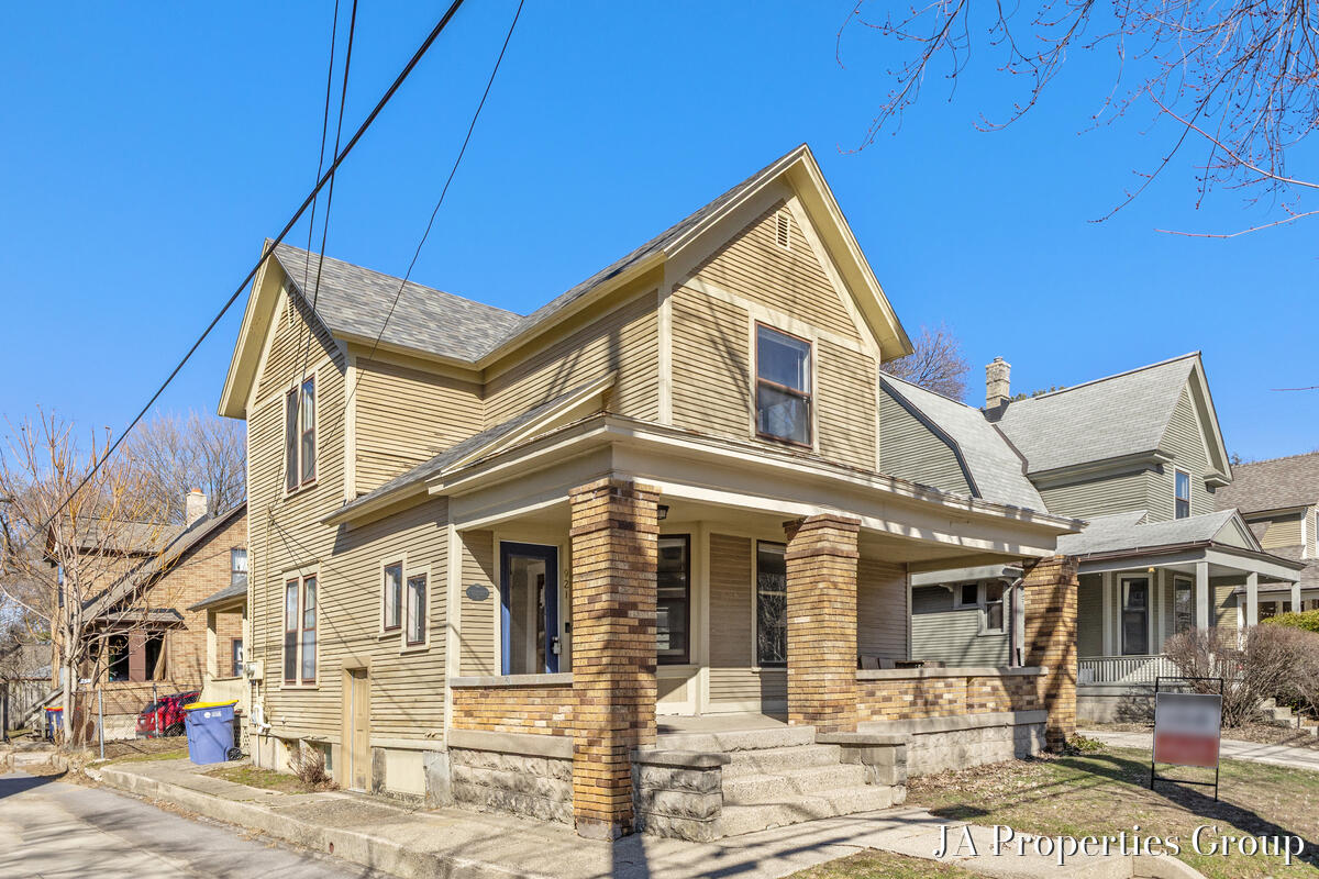Homes for sale in Grand Rapids, MI | 921 Fairmount St, Grand Rapids, MI 49506 | MLS# 70518668