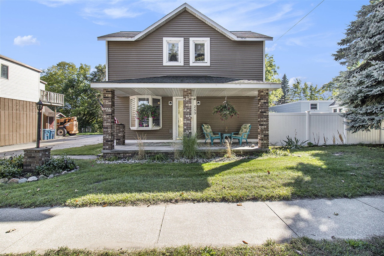 Photo of property for sale at 259 5th Avenue, Manistee MI 49660-1353