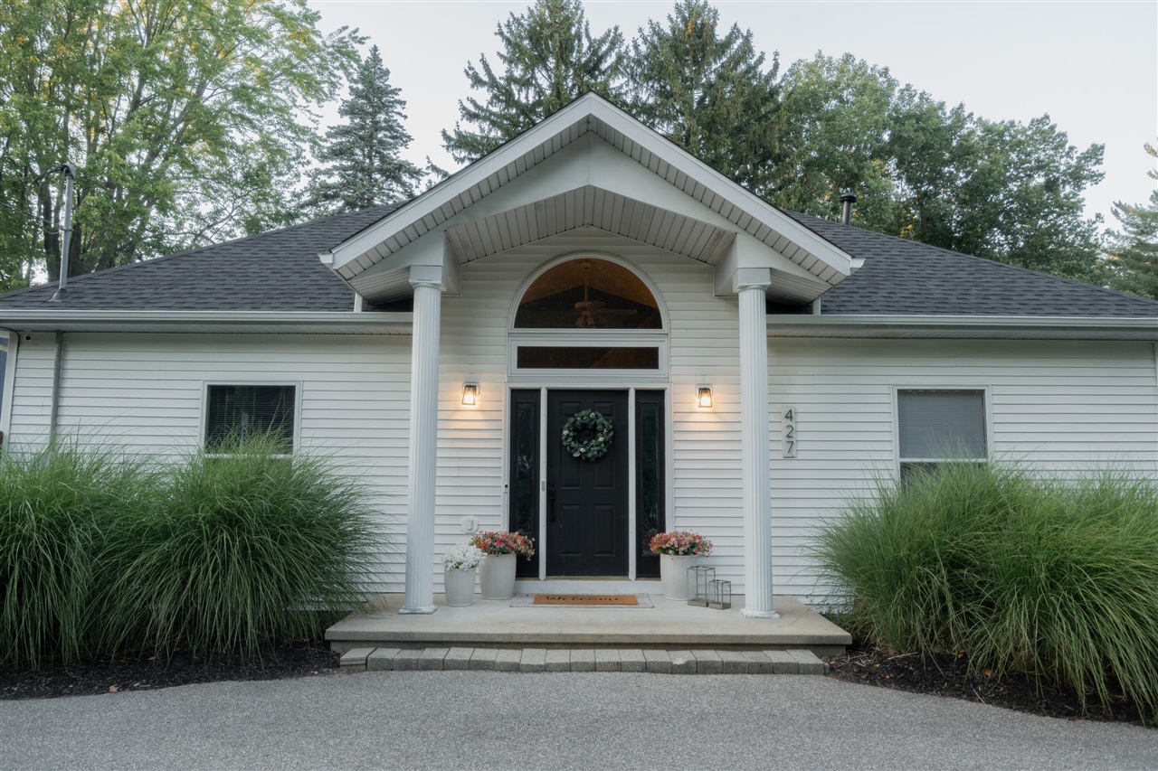 Homes for sale in Comstock Park, MI | 427 Lamoreaux Dr, Comstock Park, MI 49321 | MLS# 70518979