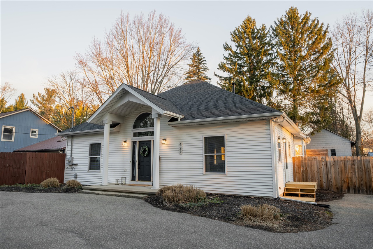 Homes for sale in Comstock Park, MI | 427 Lamoreaux Dr, Comstock Park, MI 49321 | MLS# 70518979