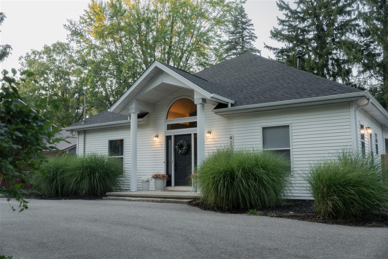 Homes for sale in Comstock Park, MI | 427 Lamoreaux Dr, Comstock Park, MI 49321 | MLS# 70518979