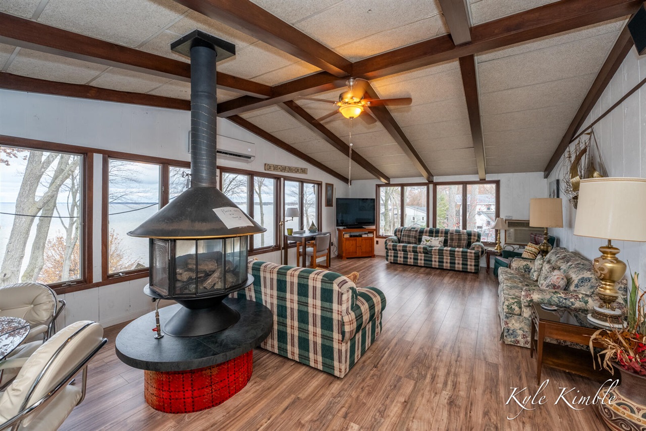 104 W Houghton Lake Drive, Prudenville, MI, 48651-8407