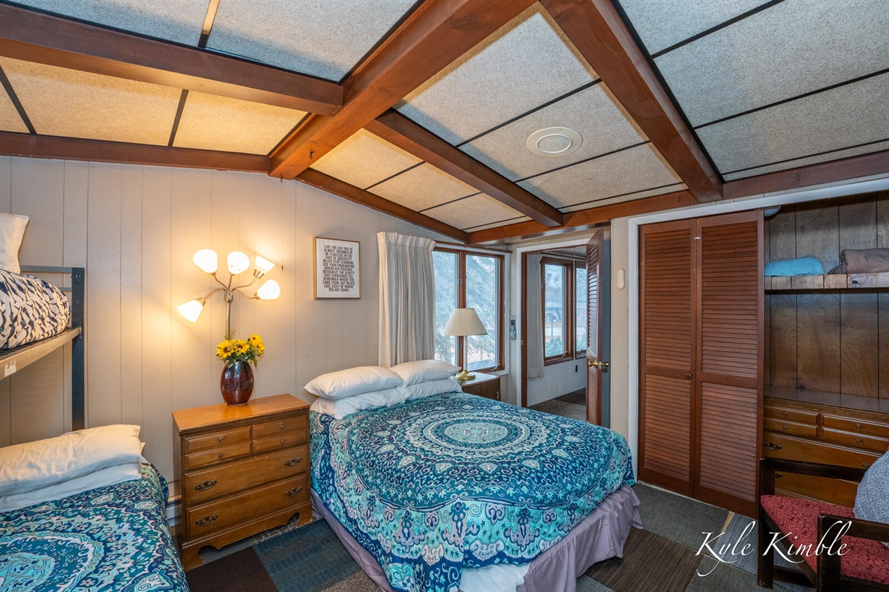 104 W Houghton Lake Drive, Prudenville, MI, 48651-8407