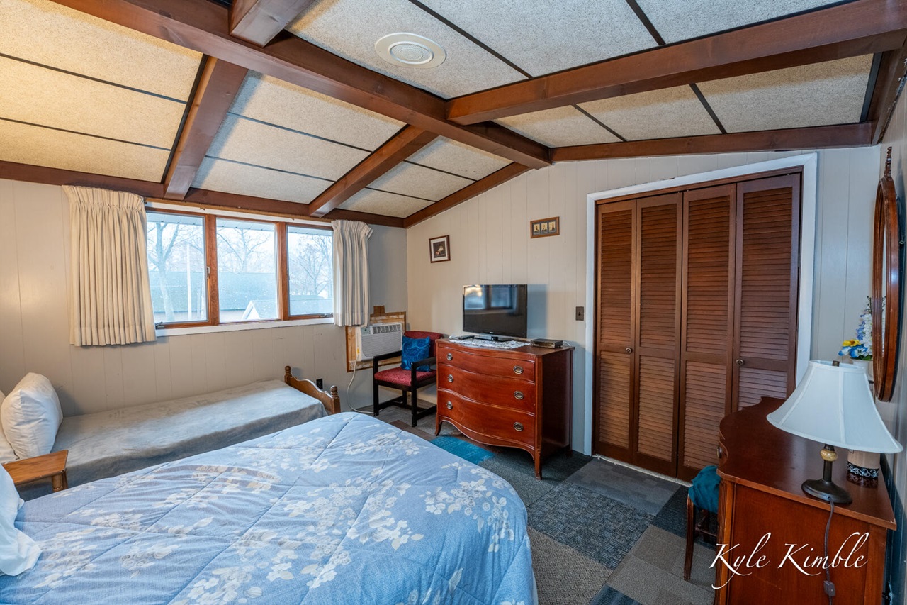 104 W Houghton Lake Drive, Prudenville, MI, 48651-8407