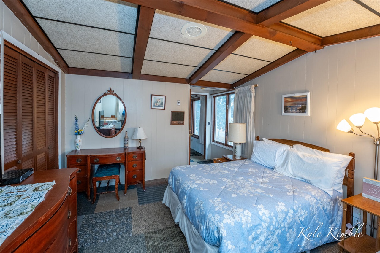 104 W Houghton Lake Drive, Prudenville, MI, 48651-8407