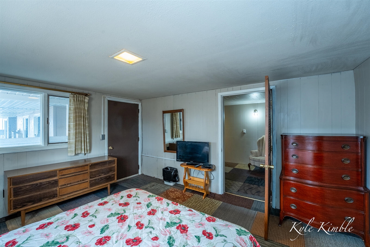 104 W Houghton Lake Drive, Prudenville, MI, 48651-8407