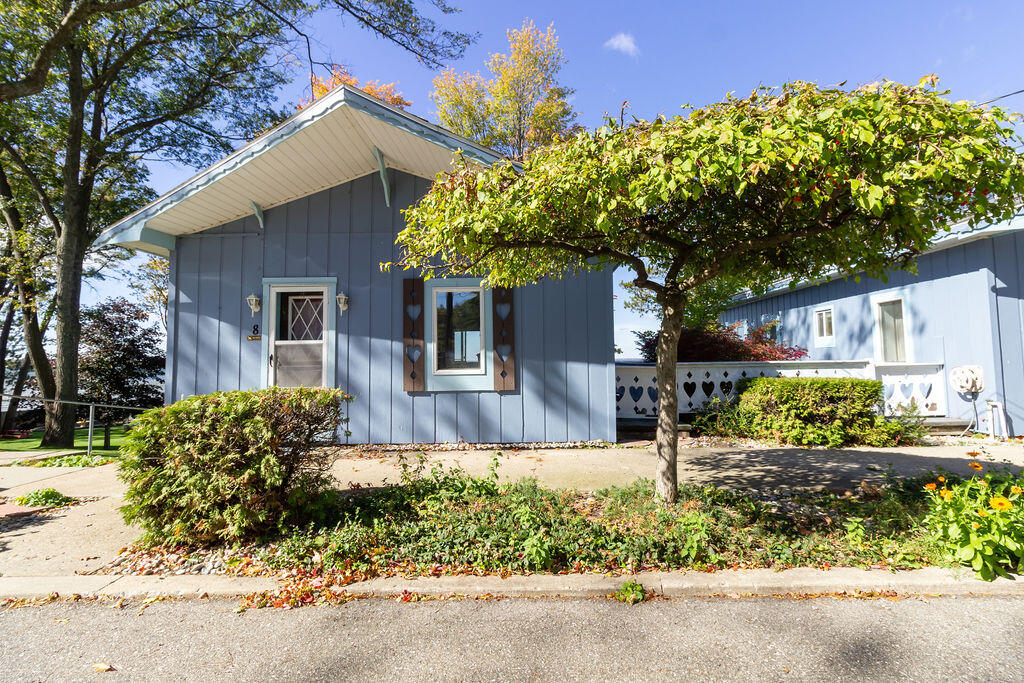 104 W Houghton Lake Drive, Prudenville, MI, 48651-8407