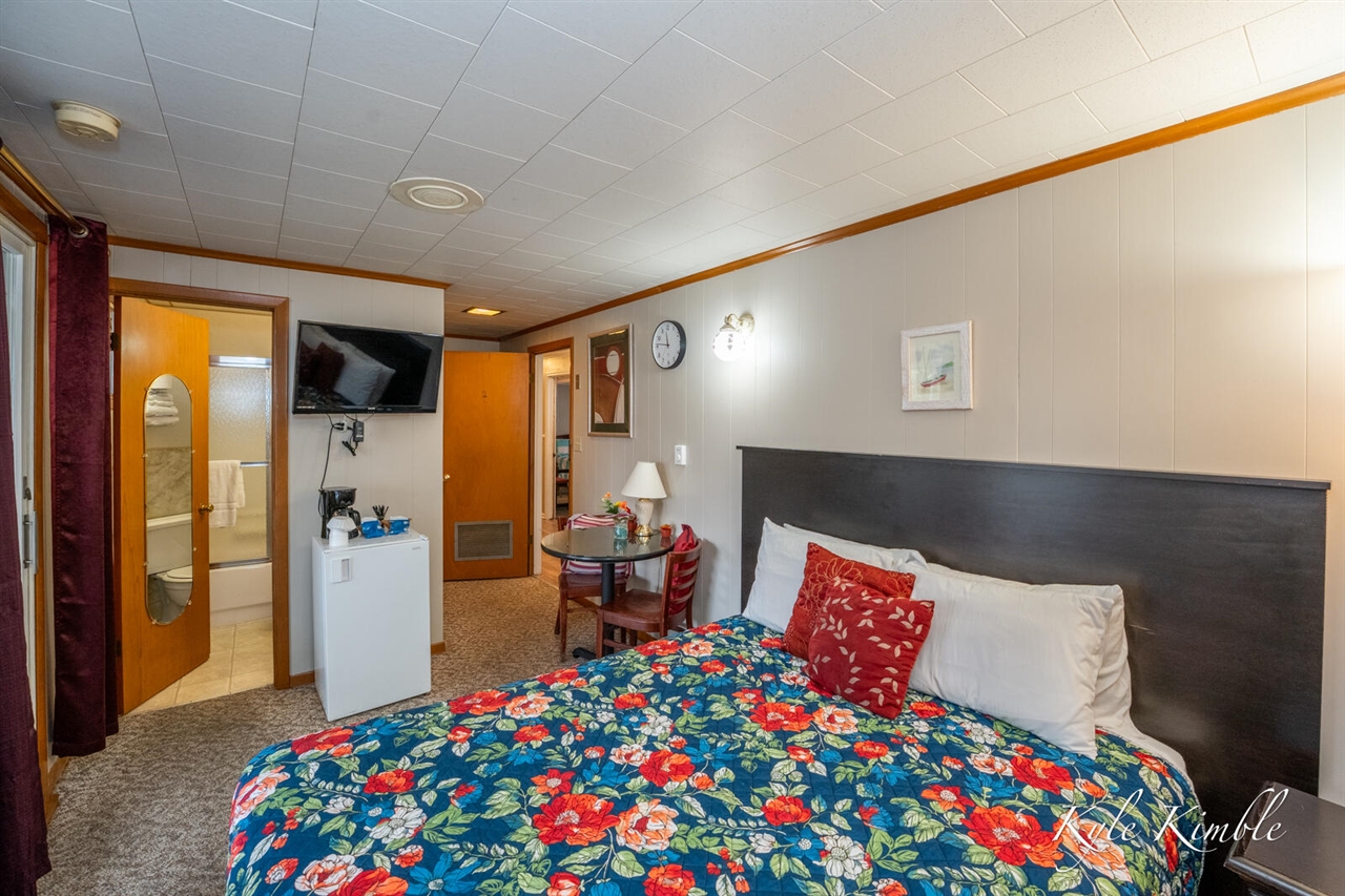 104 W Houghton Lake Drive, Prudenville, MI, 48651-8407