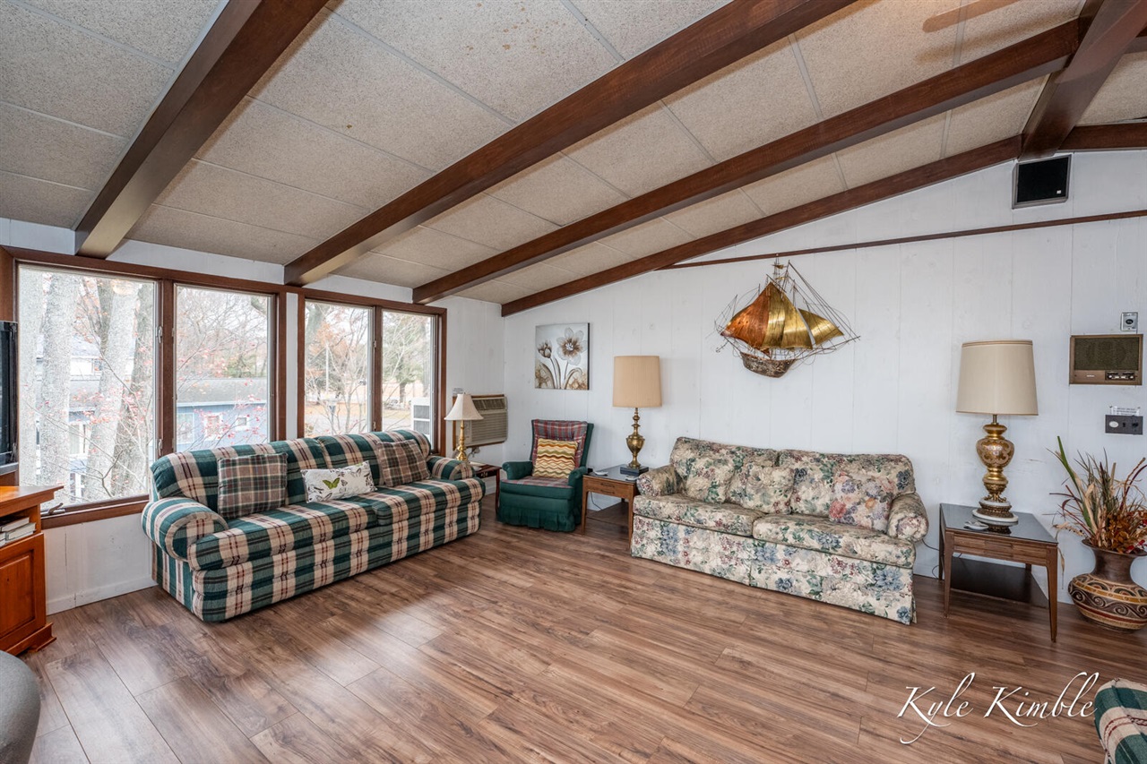 104 W Houghton Lake Drive, Prudenville, MI, 48651-8407