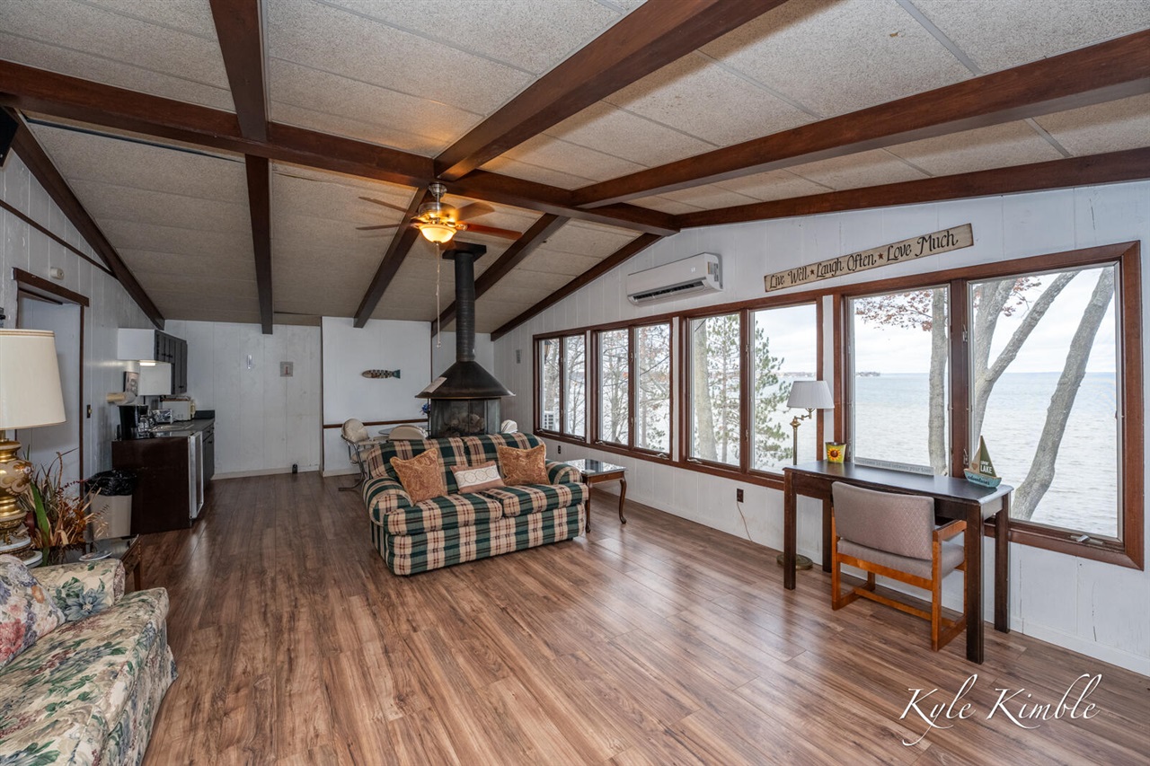 104 W Houghton Lake Drive, Prudenville, MI, 48651-8407