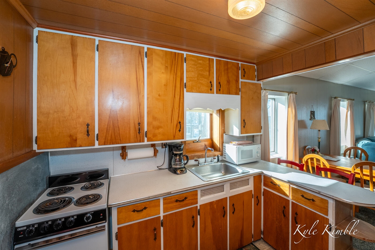 104 W Houghton Lake Drive, Prudenville, MI, 48651-8407