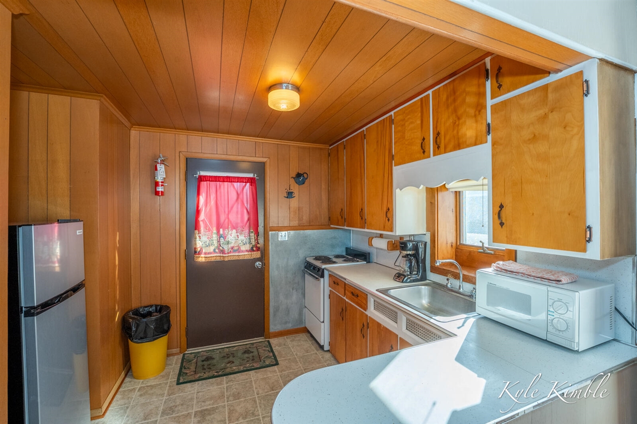 104 W Houghton Lake Drive, Prudenville, MI, 48651-8407