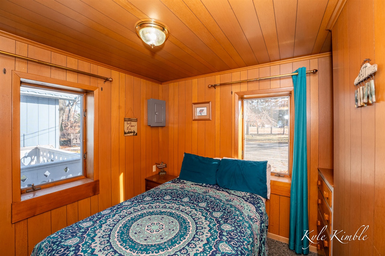 104 W Houghton Lake Drive, Prudenville, MI, 48651-8407