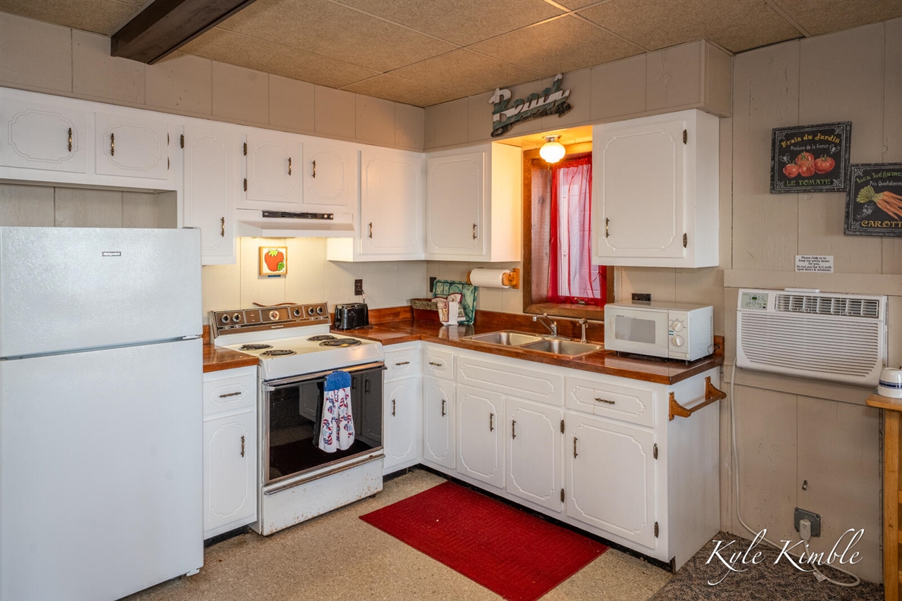 104 W Houghton Lake Drive, Prudenville, MI, 48651-8407