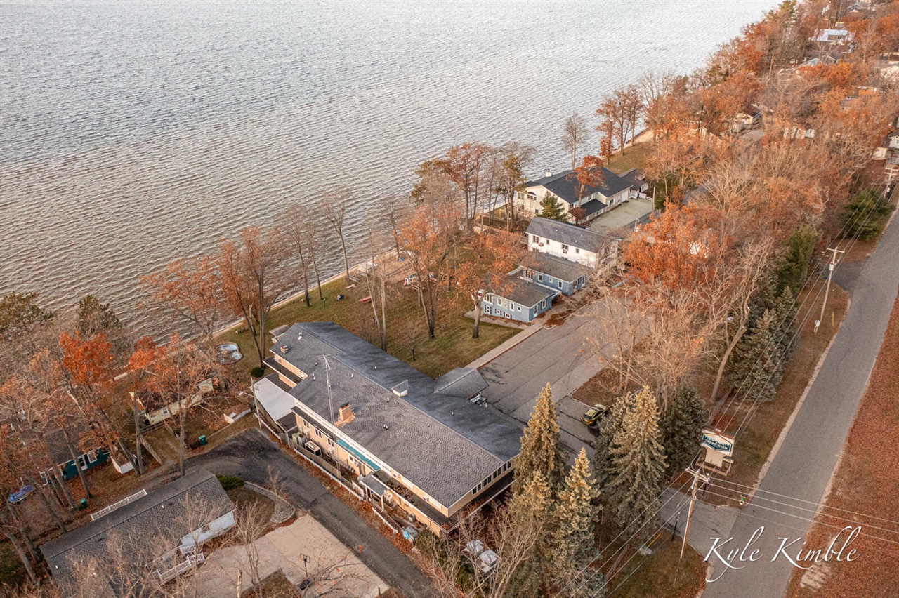 104 W Houghton Lake Drive, Prudenville, MI, 48651-8407