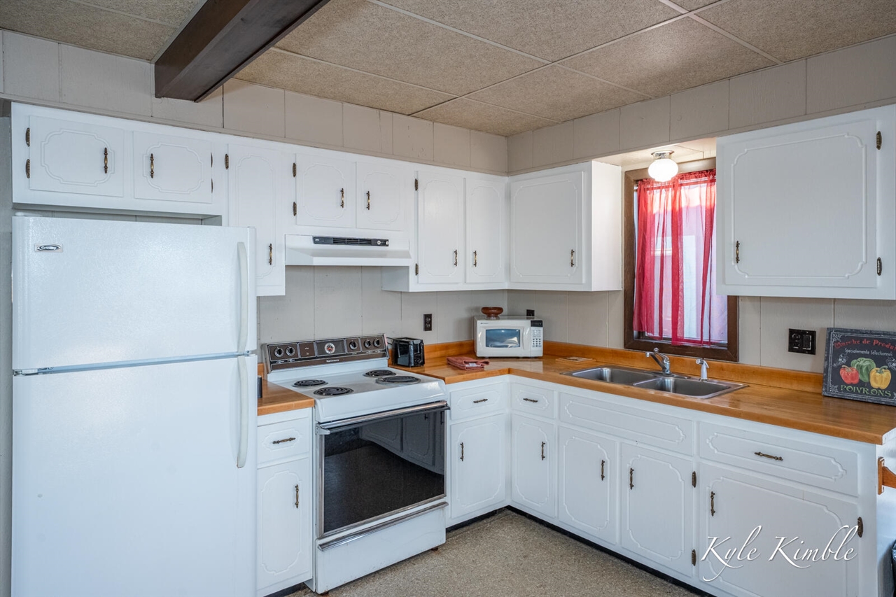 104 W Houghton Lake Drive, Prudenville, MI, 48651-8407