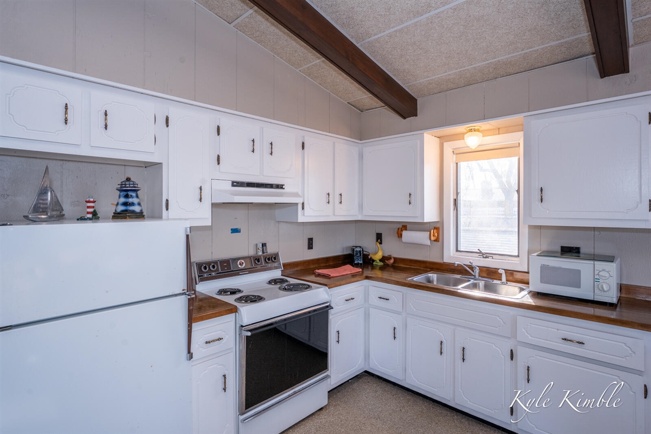 104 W Houghton Lake Drive, Prudenville, MI, 48651-8407