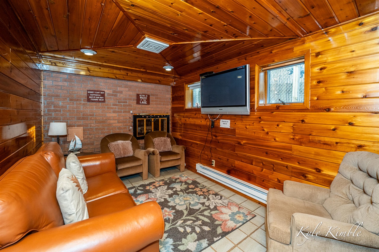 104 W Houghton Lake Drive, Prudenville, MI, 48651-8407