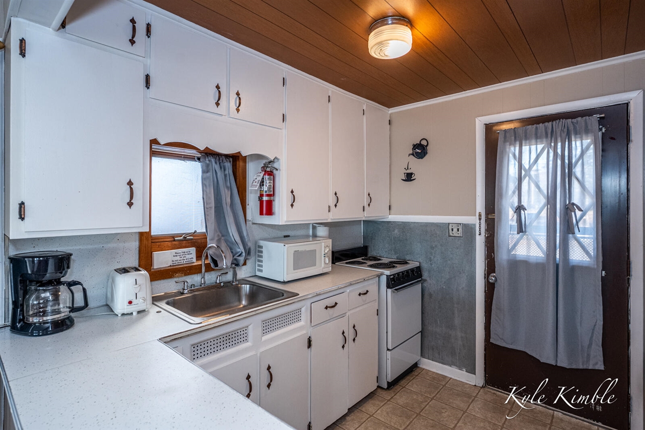 104 W Houghton Lake Drive, Prudenville, MI, 48651-8407