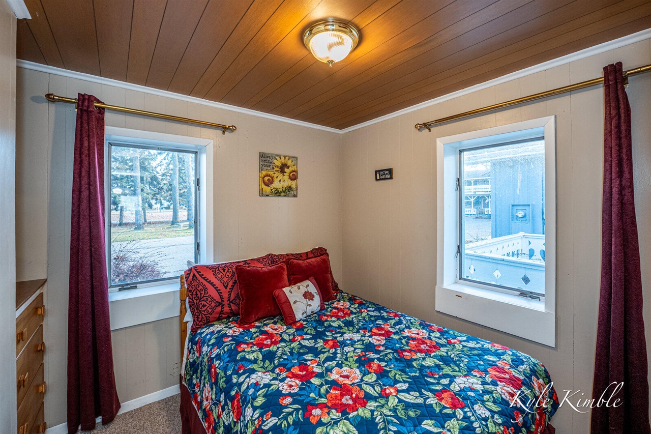 104 W Houghton Lake Drive, Prudenville, MI, 48651-8407