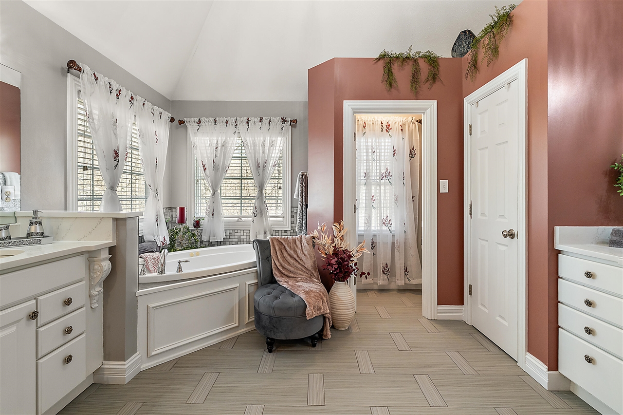 5052 S Dickinson Court, Saint Joseph, MI, 49085-8692