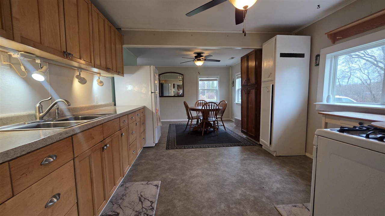 14 S 5th Street, Morley, MI, 49336-8003