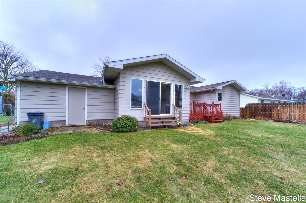 2250 Columbus Avenue, Norton Shores, MI, 49441-3342