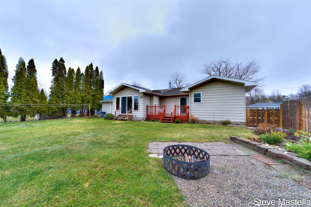 2250 Columbus Avenue, Norton Shores, MI, 49441-3342