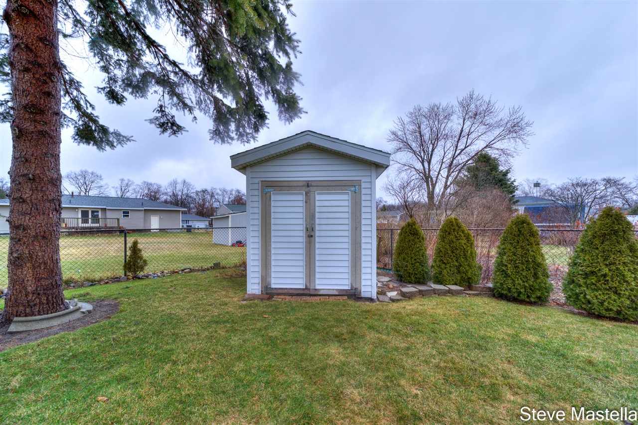 2250 Columbus Avenue, Norton Shores, MI, 49441-3342