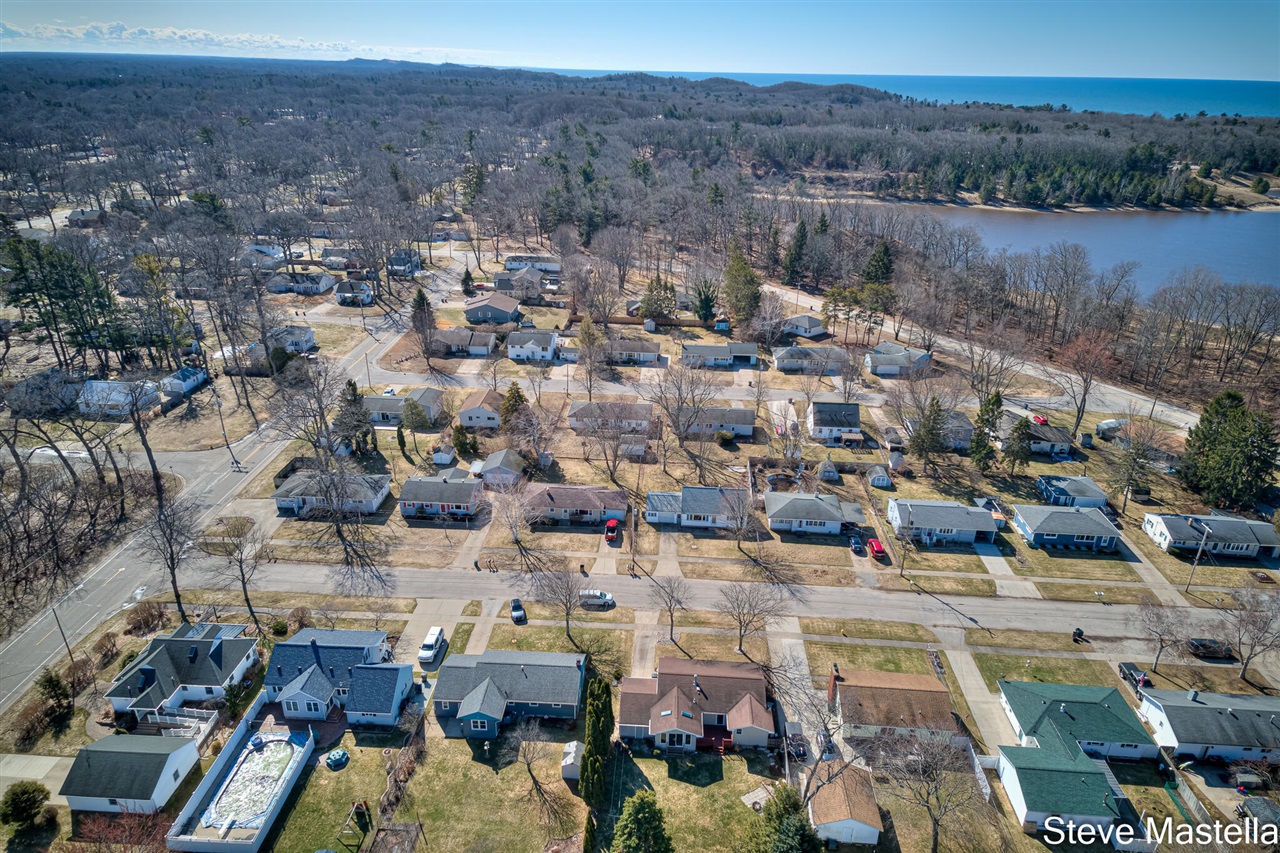 2250 Columbus Avenue, Norton Shores, MI, 49441-3342