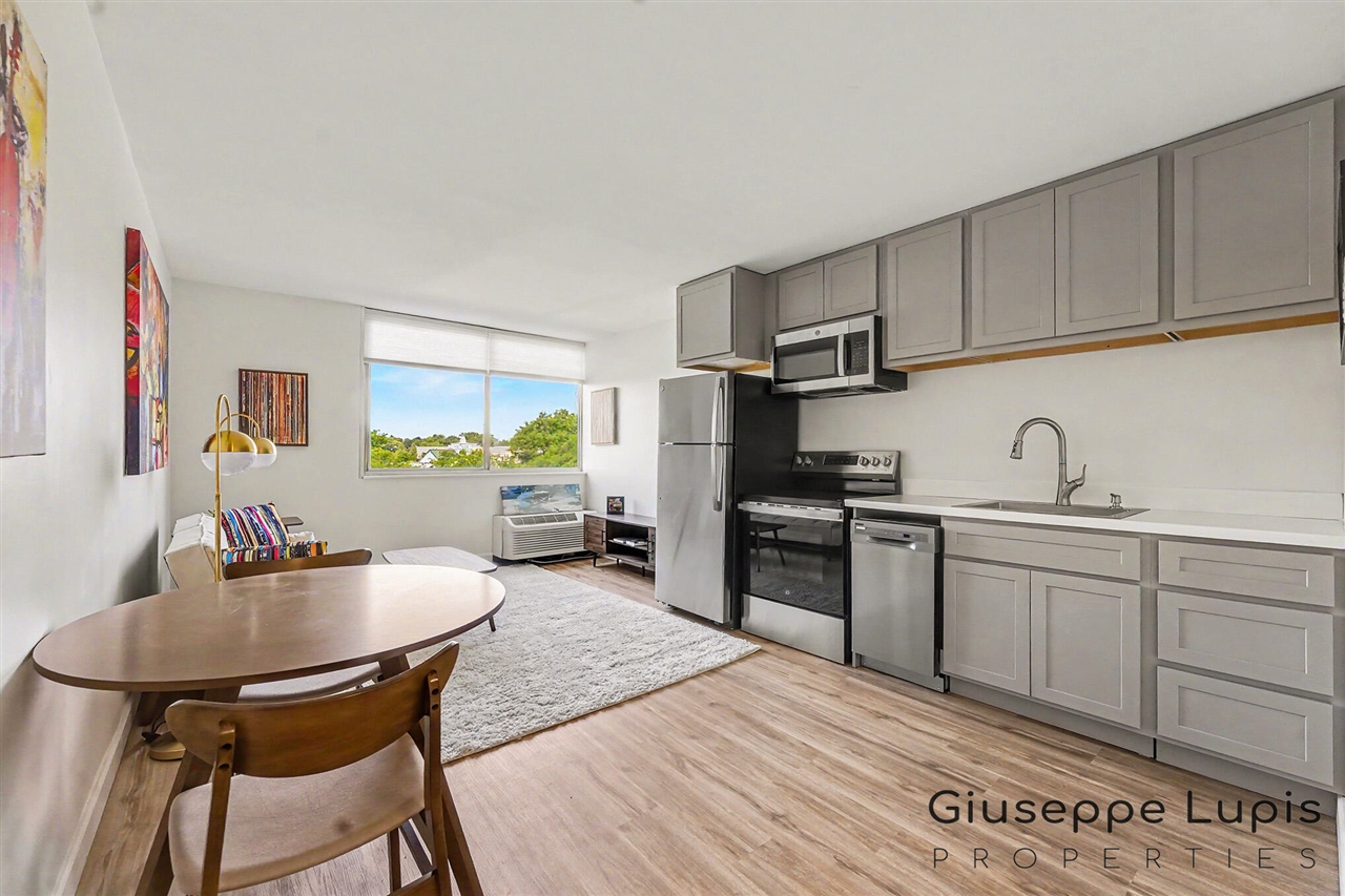 2nd image of 3333 28th St #506, Grand Rapids, MI 49512 | MLS# 70519320