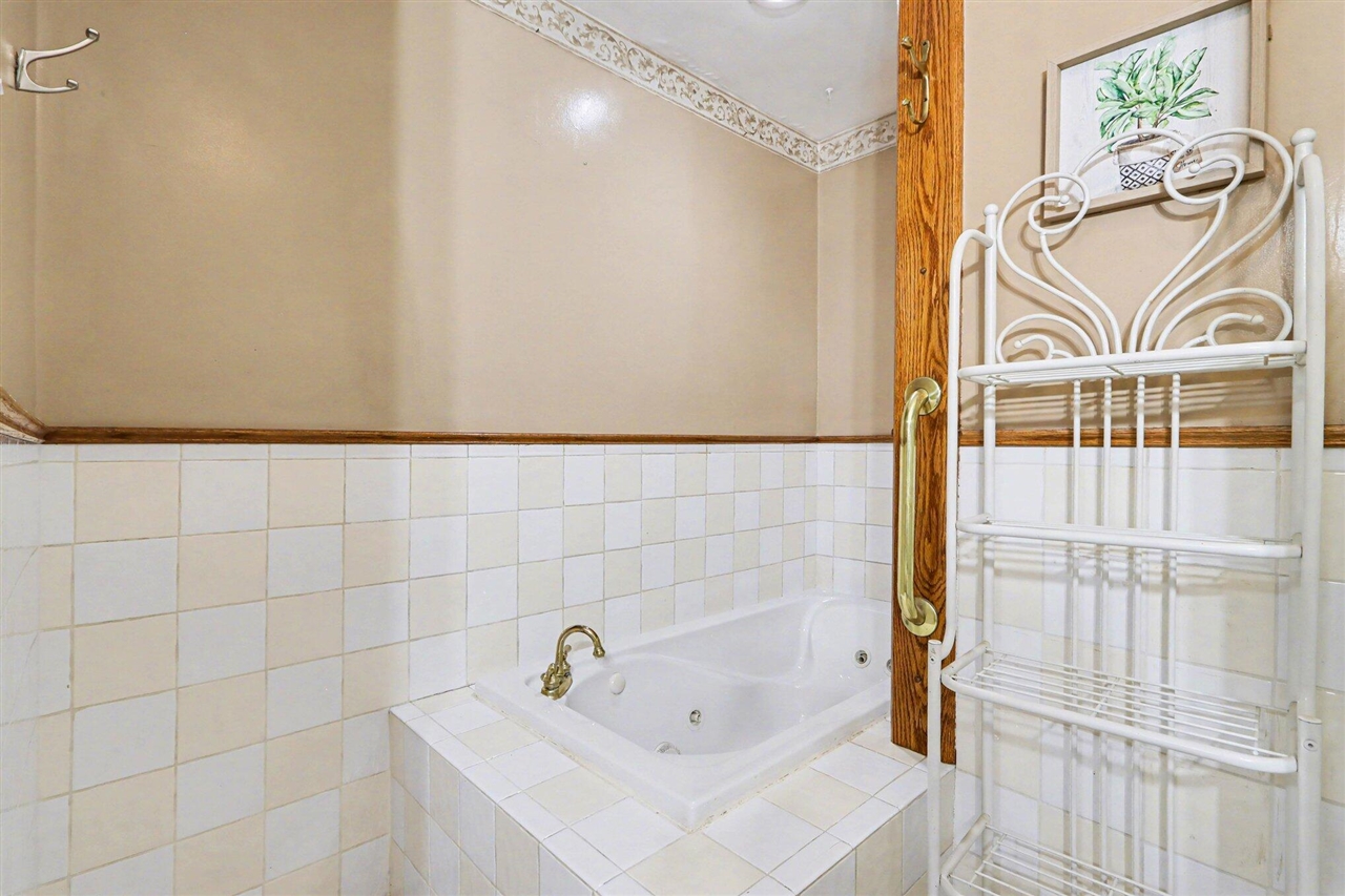 320 S Sunset Street, Plainwell, MI, 49080-1569